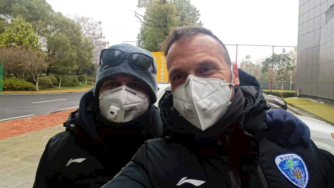 Foto cedida por el madrileño Oliver Cuadrado (d), entrenador de porteros, que posa este sábado en un autorretrato junto a un amigo sin identificar, en el bloque de viviendas donde reside en la ciudad china de Wuhan, en la que ha quedado atr Foto cedida por el madrileño Oliver Cuadrado (d), entrenador de porteros, que posa este sábado en un autorretrato junto a un amigo sin identificar, en el bloque de viviendas donde reside en la ciudad china de Wuhan, en la que ha quedado atr
