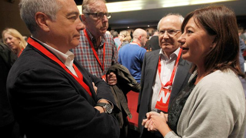 La presidenta de las Islas baleares, Francina Armengol, junto a los ex secretarios generales del PSC, Pere Navarro, Raimón Obiols y José Montilla, en la primera jornada del congreso del PSC que se celebra este fin de semana en Barcelona./  