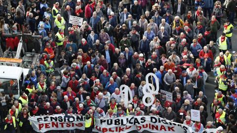 Pensionsitas durante la manifestación este jueves en Bilbao | EFE Pensionsitas durante la manifestación este jueves en Bilbao | EFE