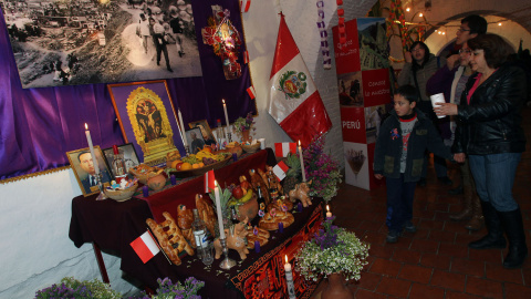 Un altar peruano del Día de los Difuntos que fue en Bolivia fue el viernes 30 de octubre de 2015, en La Paz (Bolivia). La Alcaldía de La Paz y las embajadas de México y Perú inauguraron una exposición de cómo se celebra el Día de los Difunt
