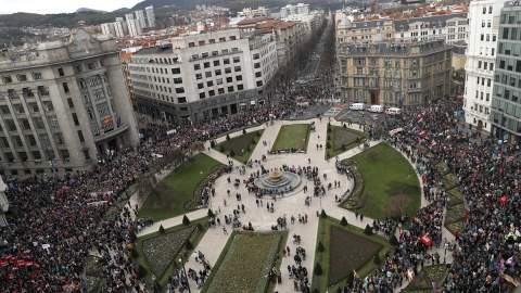 Huelguistas se encuentran en la plaza Moyua de la capital vizcaína para seguir en la manifestación este jueves con motivo de la huelga general | EFE Huelguistas se encuentran en la plaza Moyua de la capital vizcaína para seguir en la manifestación este jueves con motivo de la huelga general | EFE