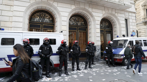 Ertzainas protegen un comercio este jueves en Bilbao | EFE Ertzainas protegen un comercio este jueves en Bilbao | EFE