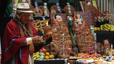 Un sacerdote aymara realiza un ritual en la celebración del Día de los Muertos, en la sede del ministerio de Relaciones Exteriores, en La Paz (Bolivia). EFE/Martín Alipaz