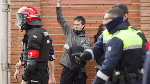 Un hombre alza el puño mientras es identificado por agentes de la Ertzaintza y la Policía Local en el centro de Vitoria | EFE Un hombre alza el puño mientras es identificado por agentes de la Ertzaintza y la Policía Local en el centro de Vitoria | EFE