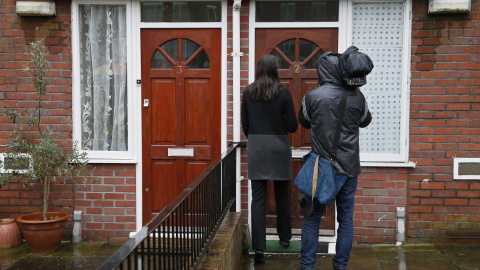 Unos periodistas en la puerta del que fuera el domicilio de Mohammed Emwazi, identificado ahora como el yihadista del Estado Islámico acusado de ejecutar a varios rehenes. REUTERS/Stefan Wermuth Unos periodistas en la puerta del que fuera el domicilio de Mohammed Emwazi, identificado ahora como el yihadista del Estado Islámico acusado de ejecutar a varios rehenes. REUTERS/Stefan Wermuth