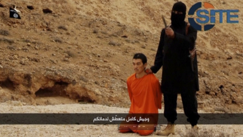 El hombre identificado ahora como el británico Mohammed Emwazi, junto a otra de sus víctimas, el periodista japonés Kenji Goto. REUTERS El hombre identificado ahora como el británico Mohammed Emwazi, junto a otra de sus víctimas, el periodista japonés Kenji Goto. REUTERS