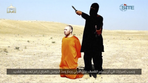 El hombre identificado ahora como el británico Mohammed Emwazi, junto a otra de sus víctimas, el periodista estadounidense-israelíSteven Sotloff. REUTERS El hombre identificado ahora como el británico Mohammed Emwazi, junto a otra de sus víctimas, el periodista estadounidense-israelíSteven Sotloff. REUTERS