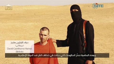 El hombre identificado ahora como el británico Mohammed Emwazi, junto a otra de sus víctimas, el cooperante británico David Haines. REUTERS El hombre identificado ahora como el británico Mohammed Emwazi, junto a otra de sus víctimas, el cooperante británico David Haines. REUTERS