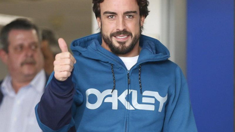 Fernando Alonso saliendo ayer del hospital. /EFE Fernando Alonso saliendo ayer del hospital. /EFE