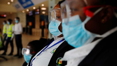 Trabajadores del aeropuerto de Accra (Ghana) preparados para evaluar a pasajeros con síntomas de coronavirus. (REUTERS) Trabajadores del aeropuerto de Accra (Ghana) preparados para evaluar a pasajeros con síntomas de coronavirus. (REUTERS)