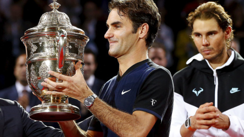 Federer, con el título de Basilea junto a Nadal. REUTERS/Arnd Wiegmann Federer, con el título de Basilea junto a Nadal. REUTERS/Arnd Wiegmann