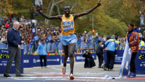 Biwott celebra su victoria en la maratón de Nueva York a su llegada a meta. REUTERS/Mike Segar Biwott celebra su victoria en la maratón de Nueva York a su llegada a meta. REUTERS/Mike Segar