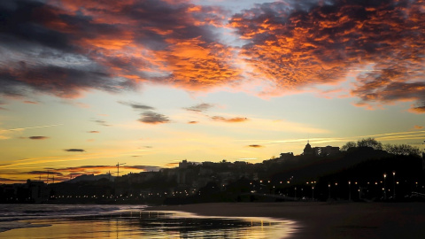 SAN SEBASTIÁN (GIPUZKOA), 14/01/2020.- Un hombre juega con su perro al amanecer en la playa de Ondarreta de San Sebastián, donde este martes los cielos en el País Vasco se presentan con intervalos nubosos, las temperaturas mínimas subirán y SAN SEBASTIÁN (GIPUZKOA), 14/01/2020.- Un hombre juega con su perro al amanecer en la playa de Ondarreta de San Sebastián, donde este martes los cielos en el País Vasco se presentan con intervalos nubosos, las temperaturas mínimas subirán y