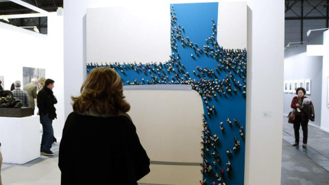 Una mujer observa la obra de Juan Genovés, en la galería Marlborough, de la 34 edición de ARCO. /EFE