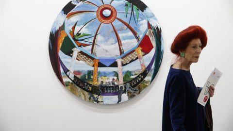 Una mujer ante la obra del artista Carlos Franco que se muestra en la galería Marlborough, en la 34 edición de la Feria Internacional de Arte Contemporáneo./EFE