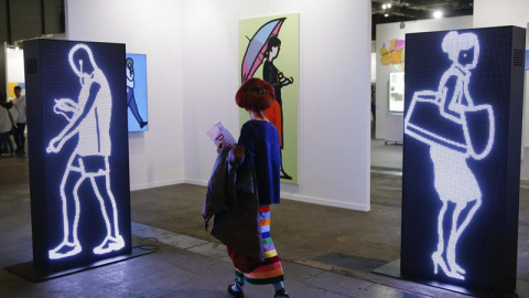 Una mujer observa varias obras de Julian Opie, de la galería Mario Sequeira, en la 34 edición de ARCO. /EF