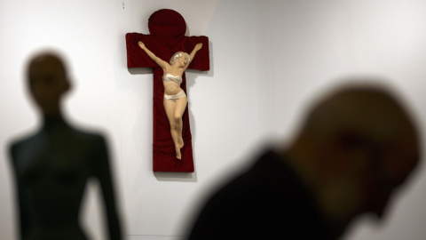 'Marilyn crucificada' del artista Saskia de Boer. REUTERS