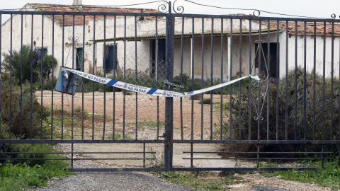 Vivienda en el término municipal de Elche en la que una mujer de unos 40 años ha sido asesinada, presuntamente, a manos de su pareja, en lo que parece ser un caso de violencia de género. EFE/MORELL Vivienda en el término municipal de Elche en la que una mujer de unos 40 años ha sido asesinada, presuntamente, a manos de su pareja, en lo que parece ser un caso de violencia de género. EFE/MORELL