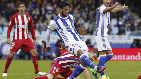 El centrocampista del Atlético de Madrid Gabi Fernández (i) disputa un balón con el delantero brasileño de la Real Sociedad Willian José (d), durante el partido de la undécima jornada de la Liga de Primera División que se juega hoy en el es El centrocampista del Atlético de Madrid Gabi Fernández (i) disputa un balón con el delantero brasileño de la Real Sociedad Willian José (d), durante el partido de la undécima jornada de la Liga de Primera División que se juega hoy en el es