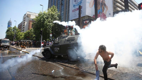 CH18. SANTIAGO (CHILE), 04/11/2016.- Un hombre se enfrenta con la policía hoy, viernes 4 de noviembre de 2016, en Santiago, donde decenas de miles de chilenos salieron a las calles para exigir el fin del sistema privado de pensiones vigente CH18. SANTIAGO (CHILE), 04/11/2016.- Un hombre se enfrenta con la policía hoy, viernes 4 de noviembre de 2016, en Santiago, donde decenas de miles de chilenos salieron a las calles para exigir el fin del sistema privado de pensiones vigente