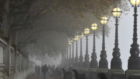 Trabajadores a pie a lo largo del río Támesis .- REUTERS.