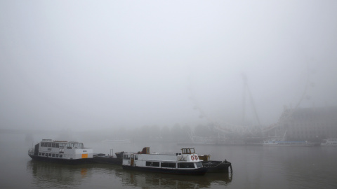 Barcos amarrados en frente del ojo de Londres.- REUTERS.
