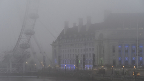 La noria de London Eye y el edificio County Hall al lado del río Támesis, en una mañana de niebla en Londres.- REUTERS