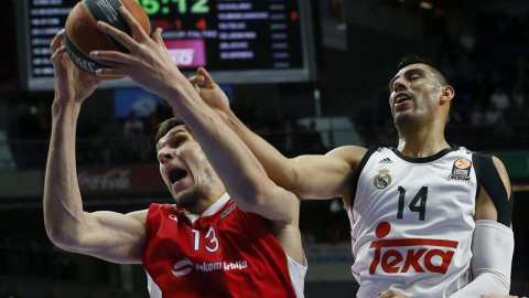 Marjanovic y Ayón luchan por un balón durante el partido. EFE/JuanJo Martín Marjanovic y Ayón luchan por un balón durante el partido. EFE/JuanJo Martín