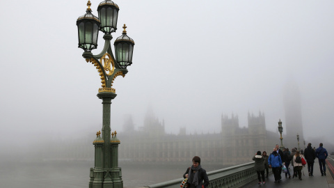 Los peatones cruzan el puente de Westminster en un día de niebla en el centro de Londres.- REUTERS.