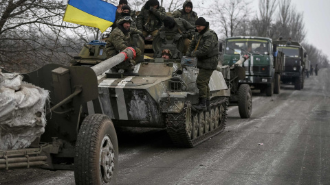 Un convoy de tropas ucranianas se prepara para desplazarse hacia el este del país. /REUTERS Un convoy de tropas ucranianas se prepara para desplazarse hacia el este del país. /REUTERS