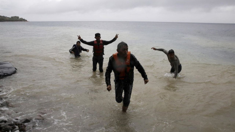 Unos inmigrantes alcanzan la costa./ EUROPA PRESS Unos inmigrantes alcanzan la costa./ EUROPA PRESS