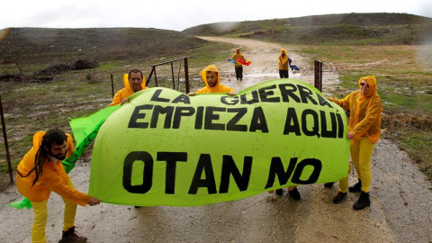 Miembros de la Red Europea Antimilitarista en el acuartelamiento de El Retín en Barbate (Cádiz), durante la protesta sorpresa contra las maniobras de la OTAN. EFE Miembros de la Red Europea Antimilitarista en el acuartelamiento de El Retín en Barbate (Cádiz), durante la protesta sorpresa contra las maniobras de la OTAN. EFE