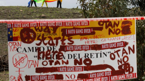 Miembros de la Red Europea Antimilitarista en el acuartelamiento de El Retín en Barbate (Cádiz), durante la protesta sorpresa contra las maniobras de la OTAN. EFE Miembros de la Red Europea Antimilitarista en el acuartelamiento de El Retín en Barbate (Cádiz), durante la protesta sorpresa contra las maniobras de la OTAN. EFE