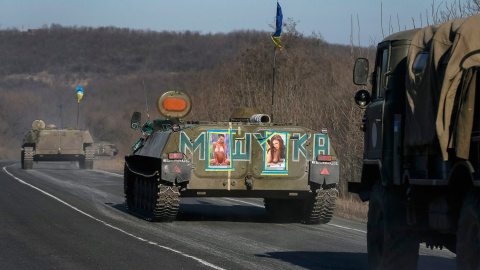 Vehículos militares de las fuerzas armadas de Ucrania, cerca de Artemmivsk, en el este de Ucrania. / GLEB GARANICH (REUTERS)