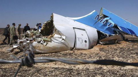 Restos del fuselaje del avión siniestrado en Egipto. / EFE Restos del fuselaje del avión siniestrado en Egipto. / EFE