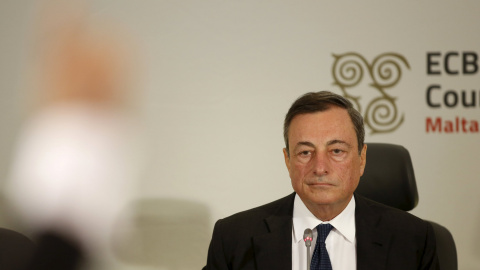El presidente del BCE, Mario Draghi, en la rueda de prensa tras la reunión del Consejo de Gobierno de la entidad en La Valletta (Malta), a comienzos de octubre. REUTERS/Darrin Zammit Lupi El presidente del BCE, Mario Draghi, en la rueda de prensa tras la reunión del Consejo de Gobierno de la entidad en La Valletta (Malta), a comienzos de octubre. REUTERS/Darrin Zammit Lupi