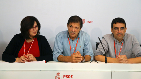 El presidente de la Comisión Gestora del PSOE, Javier Fernandez (c), su portavoz, Mario Jimenez (i), y otro de sus vocales, Ascension Godoy (d), en la reunión del Comité Federal del pasado 23 de octubre en la que se decidió la abstención en El presidente de la Comisión Gestora del PSOE, Javier Fernandez (c), su portavoz, Mario Jimenez (i), y otro de sus vocales, Ascension Godoy (d), en la reunión del Comité Federal del pasado 23 de octubre en la que se decidió la abstención en