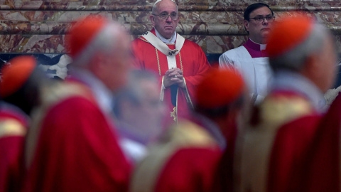 El Papa Francisco preside en la basílica de San Pedro del Vaticano una misa en memoria de los cardenales y obispos fallecidos el pasado año. EFE/Ettore Ferrari
