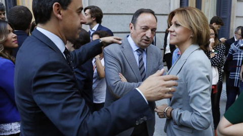La secretaria general del PP, María Dolores Cospedal (d) conversa con vicesecretario de Organización y Electoral del PP, Fernando Martínez-Maillo (i) y el presidente del PP en La Rioja, Pedro María Sanz (c) a su llegada al Congreso.- EFE La secretaria general del PP, María Dolores Cospedal (d) conversa con vicesecretario de Organización y Electoral del PP, Fernando Martínez-Maillo (i) y el presidente del PP en La Rioja, Pedro María Sanz (c) a su llegada al Congreso.- EFE