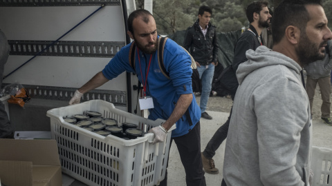 Juanjo Ruiz, voluntario español, descarga cajas con raciones de arroz para los refugiados del campamento de Kara Tepe, en Lesbos, Turquía. -SANTI DONAIRE/ NERVIO FOTO
