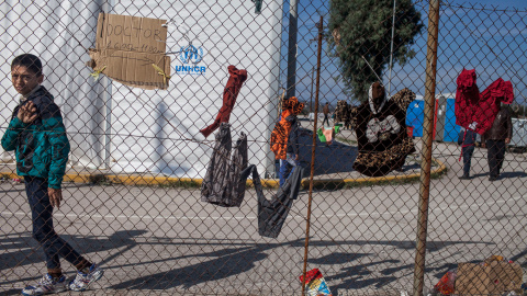 Un menor sirio, tras la valla del campo de refugiados de Kara Tepe, en Lesbos, Grecia.- SANTI DONAIRE/ NERVIO FOTO