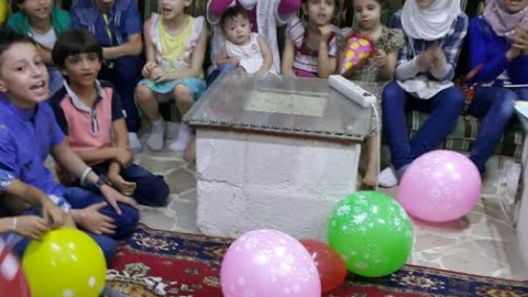 Una fiesta infantil en uno de los refugios subterráneos. - Fotografía cedida por Afraa Hashem Una fiesta infantil en uno de los refugios subterráneos. - Fotografía cedida por Afraa Hashem