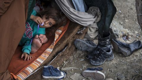 Una niña descansa en su tienda de campaña, en el campamento para refugiados sirios de Kara Tepe, en Lesbos, Grecia.- JAVI JULIO / NERVIO FOTO