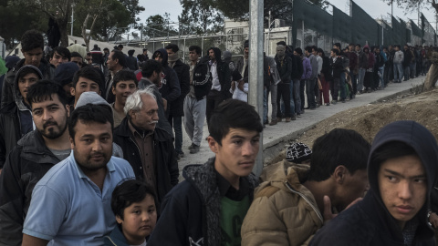 Cientos de refugiados hacen cola para recoger su única comida del día en el campo de refugiados de Kara Tepe, en Lesbos, Grecia.- SANTI DONAIRE/ NERVIO FOTO