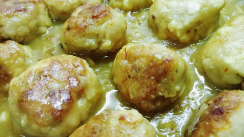 Albóndigas de rape y gambas en salsa de azafrán. Pato Confinado. Receta albóndigas de pescado