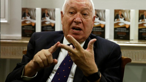 El ministro de Exteriores, José Manuel García-Margallo, durante un encuentro con varios periodistas con motivo de la publicación de su libro "Todos los cielos conducen a España. Cartas desde un avión" (Planeta). /EFE El ministro de Exteriores, José Manuel García-Margallo, durante un encuentro con varios periodistas con motivo de la publicación de su libro "Todos los cielos conducen a España. Cartas desde un avión" (Planeta). /EFE