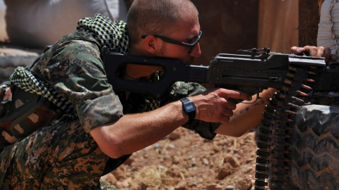 Un soldado extranjero sin identificar que apoya a las Unidades kurdas de Protección Popular (YPG) durante un combate a escasos 50 kilómetros de la ciudad de Raqqa. - AFP Un soldado extranjero sin identificar que apoya a las Unidades kurdas de Protección Popular (YPG) durante un combate a escasos 50 kilómetros de la ciudad de Raqqa. - AFP