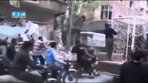 Usan prisioneros enjaulados como escudos humanos en Siria. Usan prisioneros enjaulados como escudos humanos en Siria.