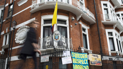 Foto de archivo tomada el 19 de junio de 2016 de la fachada de la Embajada de Ecuador en Londres (Reino Unido), donde se encuentra refugiado el fundador de Wikileaks, Julian Assange. EFE/Andy Rain Foto de archivo tomada el 19 de junio de 2016 de la fachada de la Embajada de Ecuador en Londres (Reino Unido), donde se encuentra refugiado el fundador de Wikileaks, Julian Assange. EFE/Andy Rain