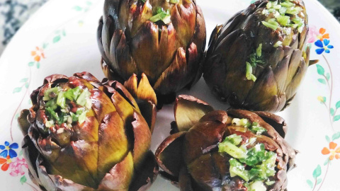 Alcachofas recién salidas del horno. Receta alcachofas horno